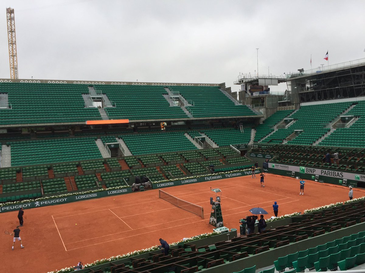 FilipDewulf72's tweet photo. @David__Goffin warming up on centre court with Thiem & next to him Gulbis. No fun in damp conditions. #RG16 https://t.co/zhMCeaeE2b