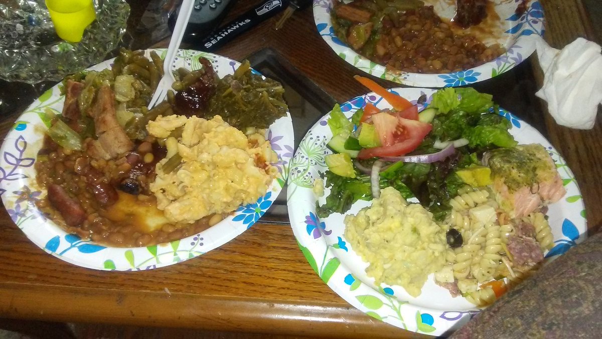 OHSOFOXY's tweet image. #Dinner was great #Ribs #bakebeans #potaosalad macandcheese #greens #Salad #Greenbeans #Pastasalad #chicken