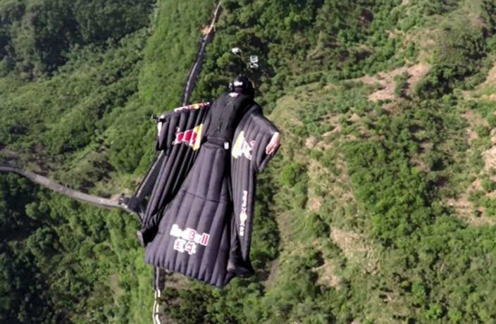 Thats_Beijing's tweet photo. WATCH: 'Human Arrow' Flies Over the Great Wall - https://t.co/r1EqzRVwQe #greatwall #china #HumanArrow https://t.co/pis86B1PCb