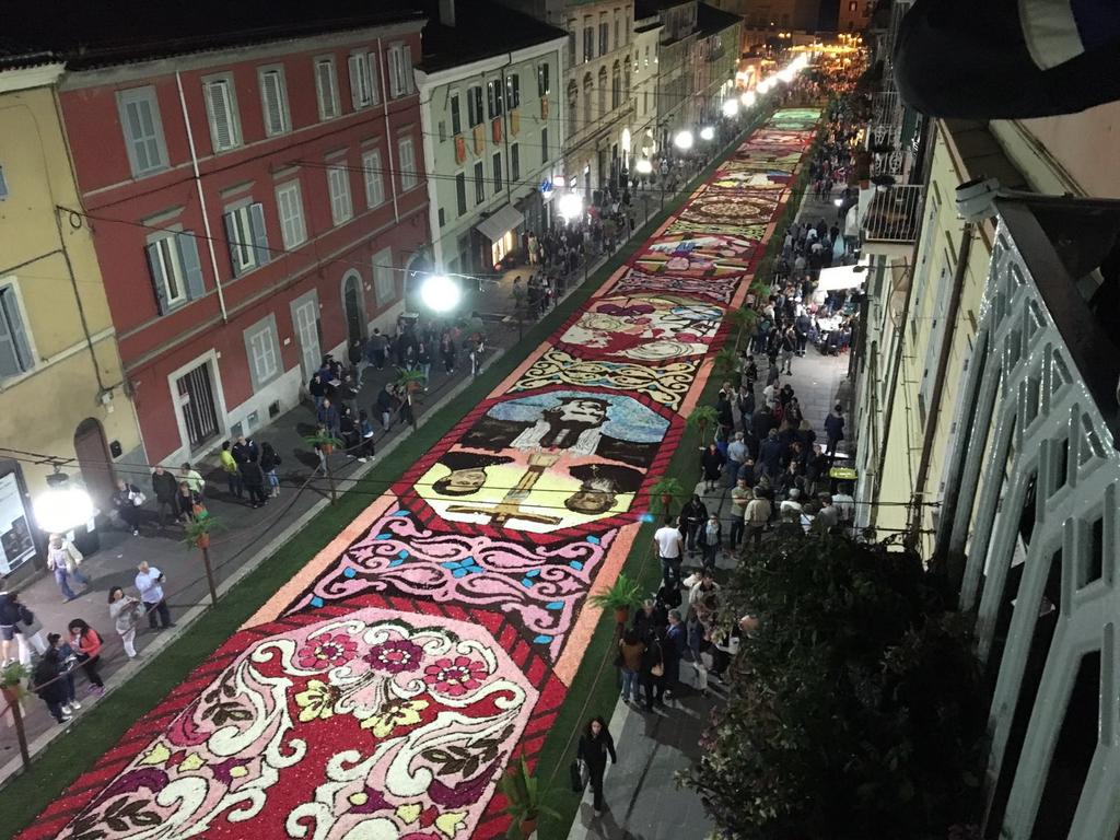 AmiciPalaChigi's tweet photo. Quante persone hanno visitato l'#Infiorata2016 questo fine settimana @TwiGenzanodiRm? https://t.co/PGJJXb3WrL