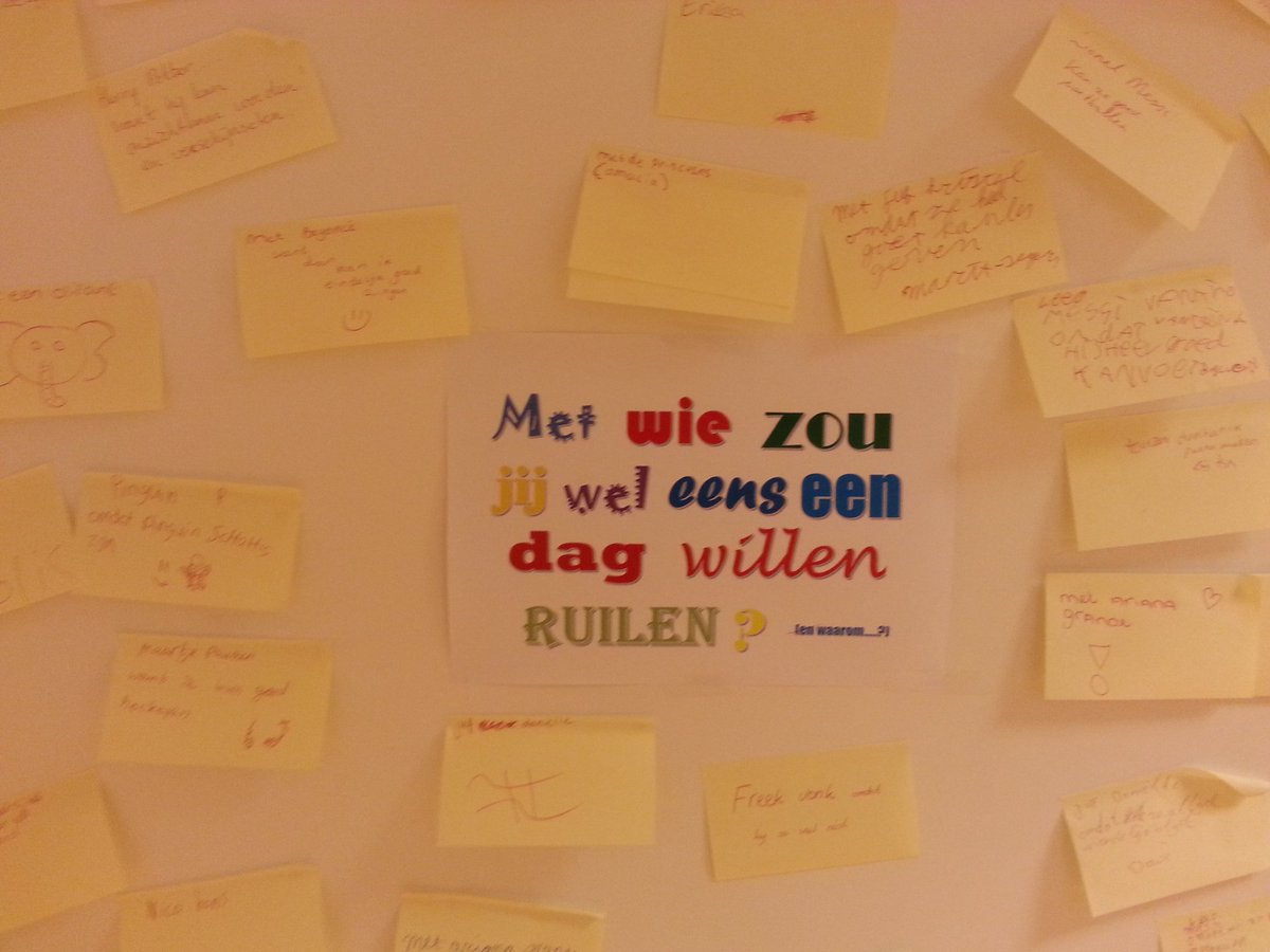 bartmuijsenberg's tweet photo. Theezakjesfilosofie in de gang van school. Schrijven staat vrij. #postits #pickwick #wegwijzer #denktijd https://t.co/oK9yV1D1Px