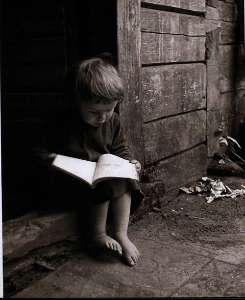 Encuentro la televisión muy educativa. Cada vez que alguien la enciende, me retiro a otra habitación y leo un libro.