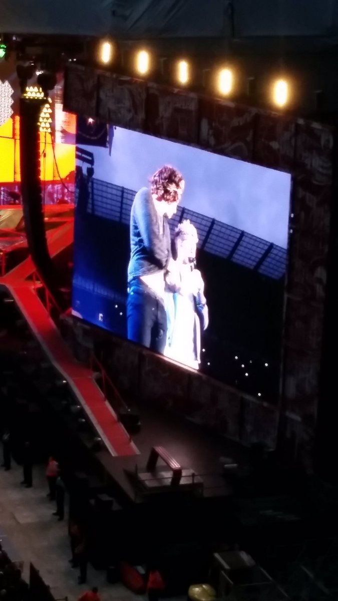 Sassoflou's tweet photo. Narry ❤️ and Harry putting deodorant on #WWAMemories https://t.co/HhLLxg6UKD