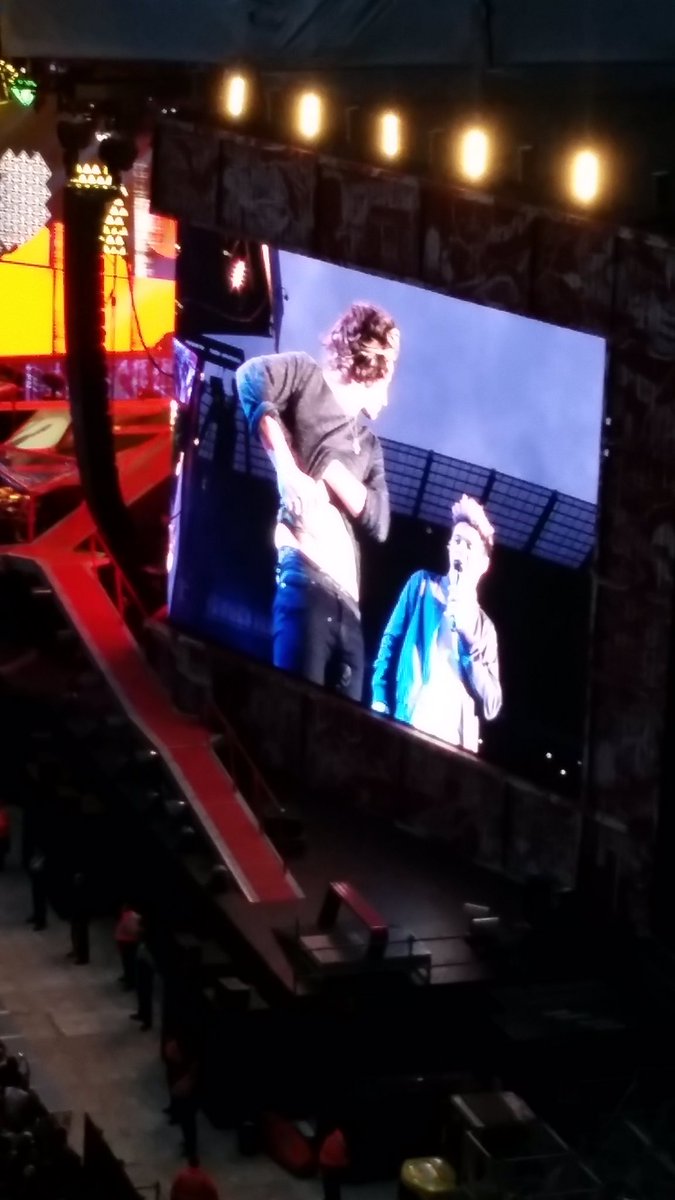 Sassoflou's tweet photo. Narry ❤️ and Harry putting deodorant on #WWAMemories https://t.co/HhLLxg6UKD