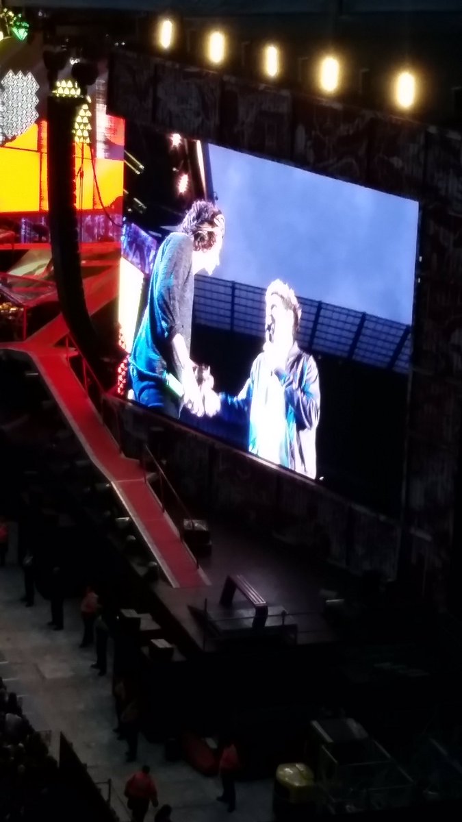 Sassoflou's tweet photo. Narry ❤️ and Harry putting deodorant on #WWAMemories https://t.co/HhLLxg6UKD
