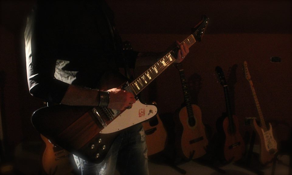 TheCitizenRB's tweet photo. Me and my @gibsonguitar #Firebird in the lab!

#Ace #TheCitizen #NewAlbum https://t.co/89WL9nb2ev