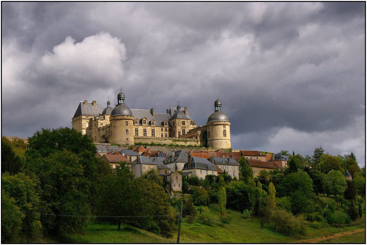 secretshistoire's tweet photo. Et chez vous, c'est comment ? #châteaux #monuments #patrimoine
Bon début de semaine https://t.co/je1FEK5cJw