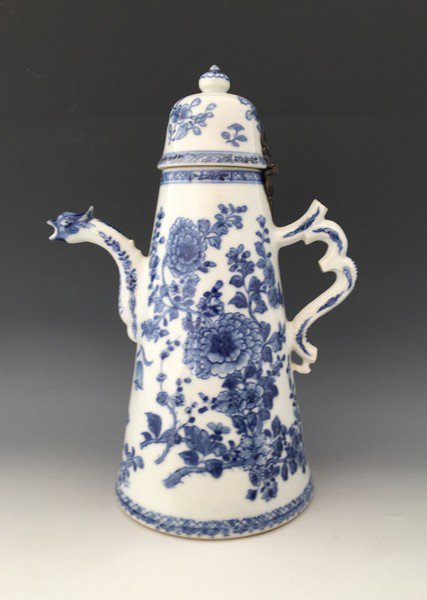 PhilipCarrol's tweet photo. Rare Chinese porcelain coffee pot. Turkish market c1750 #porcelain #chineseantiques #antique https://t.co/oMm8phT4tj https://t.co/wrWpNwEcp0