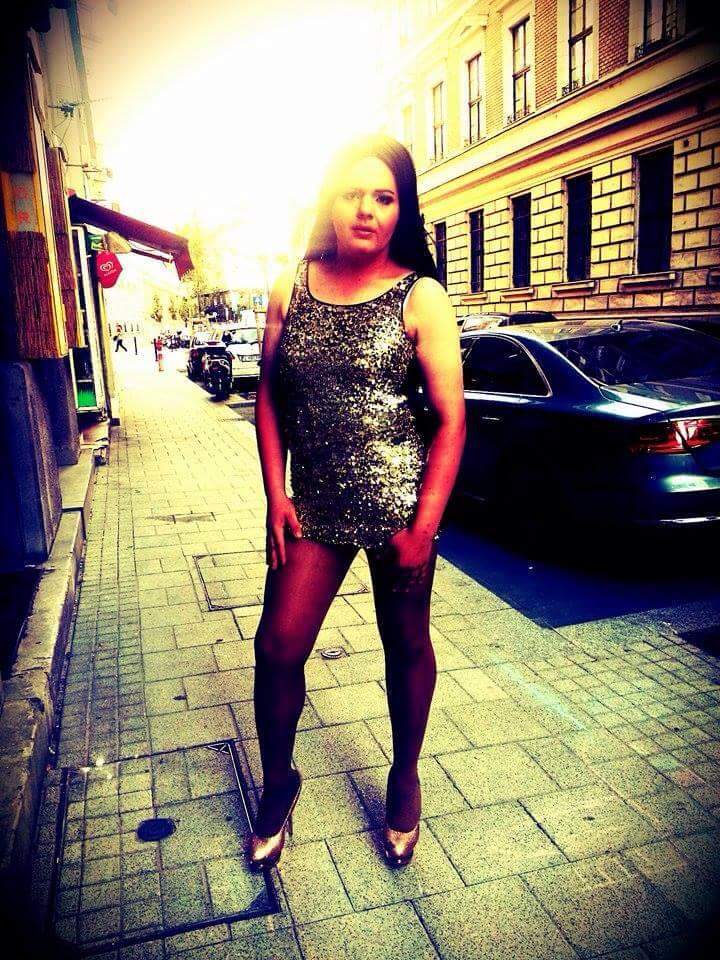 Sheryl_Melhoff's tweet photo. #goodday #Budapest #váciutca #gold #makeup #hair #goldshoes https://t.co/KLGsBodKwZ