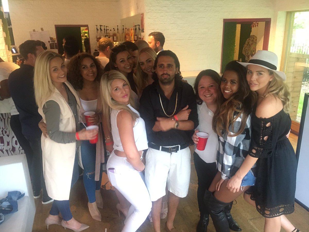 Yesterday with my favourite people in the world, at my favourite bar <a href="/HDOsw/">{HDO}</a> #BankHolidayWeekend