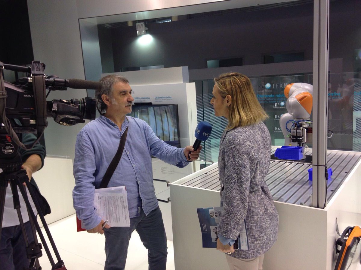 TeknikerOficial's tweet photo. .@rtve se interesa por nuestro #robot colaborativo, flexible y modular! #BIEMH2016 https://t.co/qPh7KrLWrB