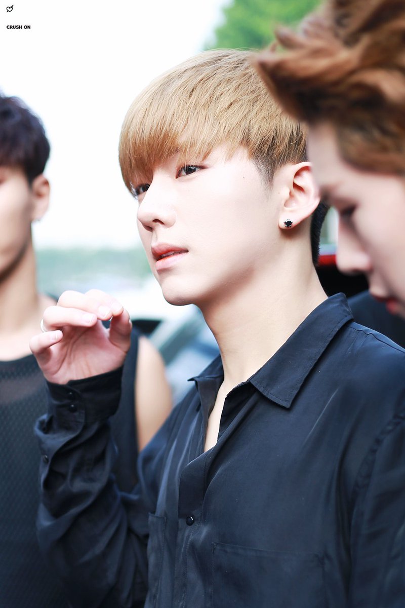 crushon_mx's tweet photo. 20160527 뮤뱅출근길  #몬스타엑스 #기현 
#MONSTAX #KIHYUN  #걸어   @OfficialMonstaX https://t.co/ivI6PwEkgj