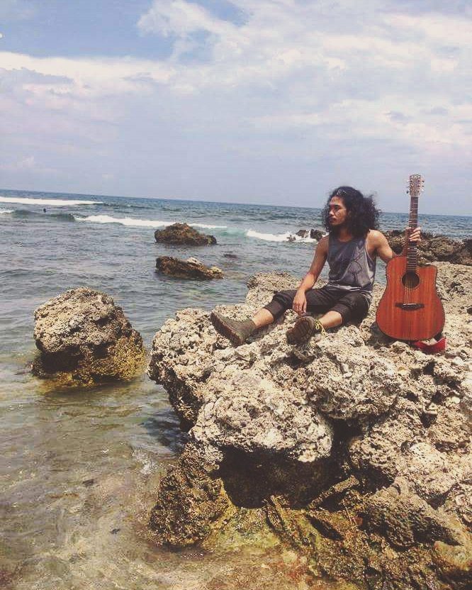 ift.tt/1U73VDZ | <a href="/ramirumataro/">Ramiru Mataro ラミル</a> | Songwriting by the beach with my @ddcustomguitars #Django customized by …