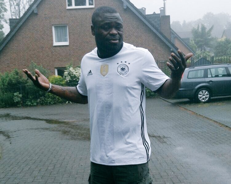 War gestern irgendwas mit @JB17Official &amp; #Gauland? Hab nix mitbekommen, war den ganzen Tag bei meinen #Nachbarn✌🏿️