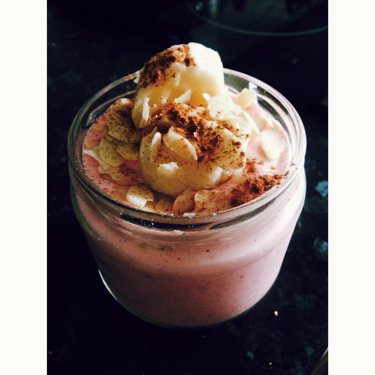LovelaughliveJp's tweet photo. Swerve your sweet tooth craving with this frozen yogurt topped with banana almond flakes &amp; cinnamon🍧 #weightloss https://t.co/9YUmnOasIa