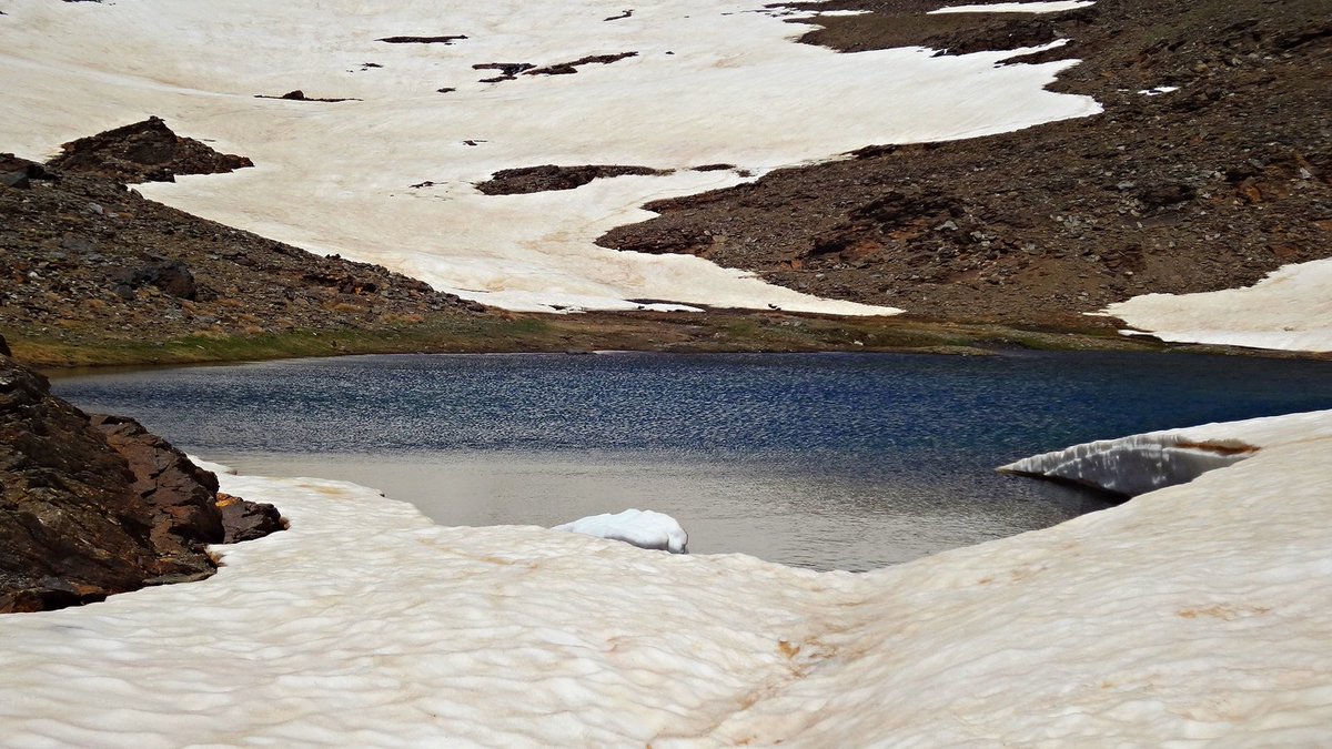 Badaje's tweet photo. Laguna de Baró o de Lanjarón, a 3000m, donde nace el Río del mismo nombre; el río con más desnivel de España. https://t.co/6lu1U3X78m