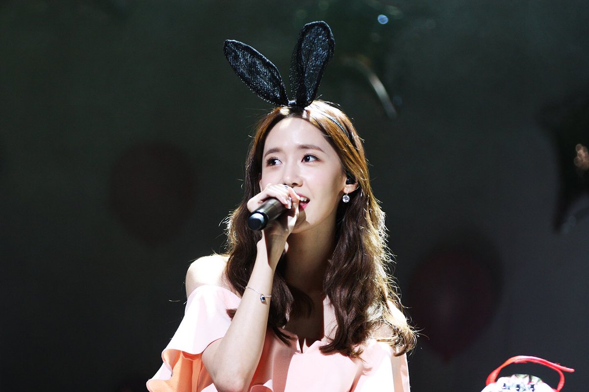petiteyoona's tweet photo. Singer YOONA #윤아야생일축하해 #HappyYoonADay https://t.co/Pul0gG1w5d