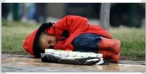 Usta be.!
Evsizlerde uyur mu.?
Aç mı yaşar yoksullar?
Hepsi tamam da.!
Sokaklardan mı doğar bu çocuklar..?

Alıntı