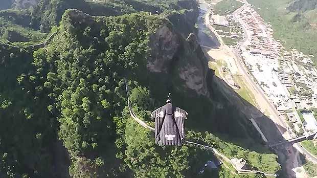 chinaicons's tweet photo. The #HumanArrow Wingsuit Pilot #JebCorliss has successfully hit a target over the #GreatWall https://t.co/ShRJ26oDt2 https://t.co/AoA1ZaHME2