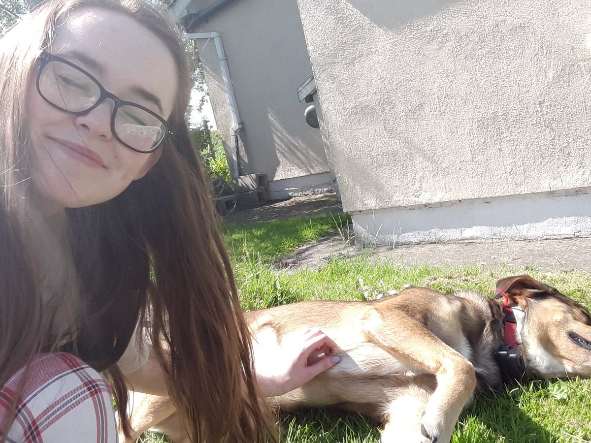 racheleustace's tweet photo. Hanging out the washing in my pjs and bae insists on being rubbed #hackofme https://t.co/jC5fJF5cxT