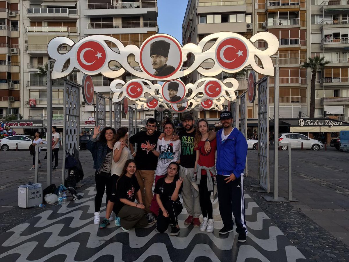 moonstardans's tweet photo. İzmir sokaklarında House Dance!! 😊 Can Tohma eğitmenliğinde Eda söz Dans okulu öğrencileri ft Moonstar ❤️ https://t.co/k5X2ywYtfw