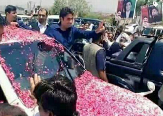 aliduaa393's tweet photo. Aik aur #Bhutto aagaya....✌✌
Aj to hogi!!!
Bhutto Bhutto...
Jiye Bhutto..
#KarwanEBilawal https://t.co/uH8kqK7Nor