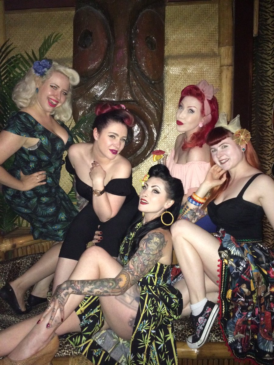__LolaDiamond__'s tweet photo. #squad https://t.co/1Kr02paM1n