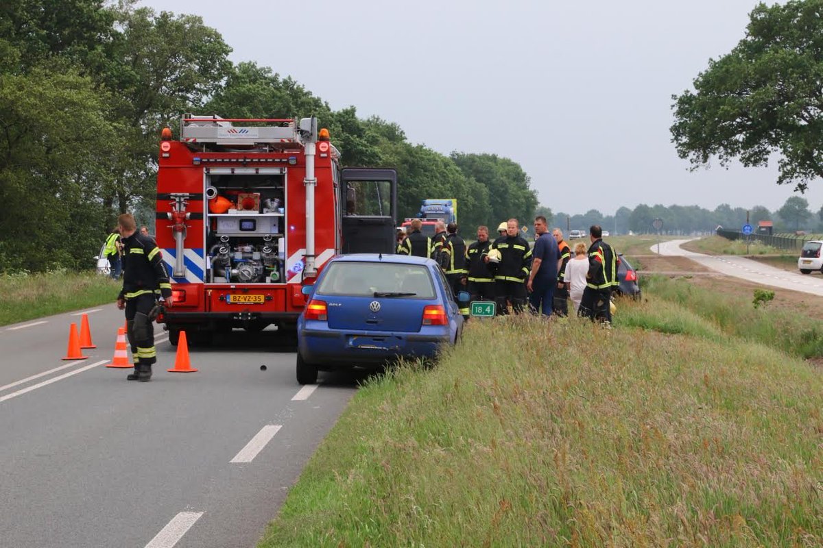 RWSverkeersinfo's tweet photo. Zwaar ongeval #N374 tussen Schoonloo en Borger, meerdere gewonden. Rijbaan afgesloten. Foto: Van Oost Media https://t.co/QkInn4kB4h