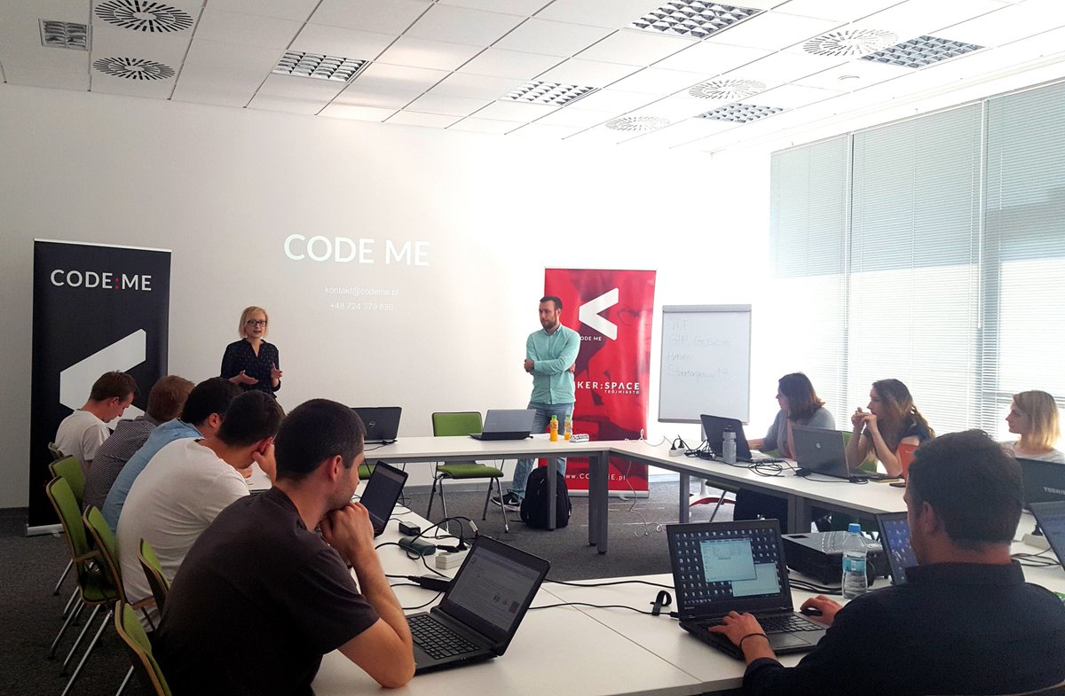 I... ruszyli! Dziś, w #poniedziałek, wystartowały warsztaty #HTML5 i #CSS3 :) #UczymyProgramowac