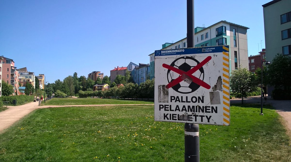 jykivi's tweet photo. Oikeesti @Rakennusvirasto #jalkapallo voisi olla hyväksikin näille nurmikoille, kun ei ole istutuksia? #Tilkanniitty https://t.co/sFWM8upGbS