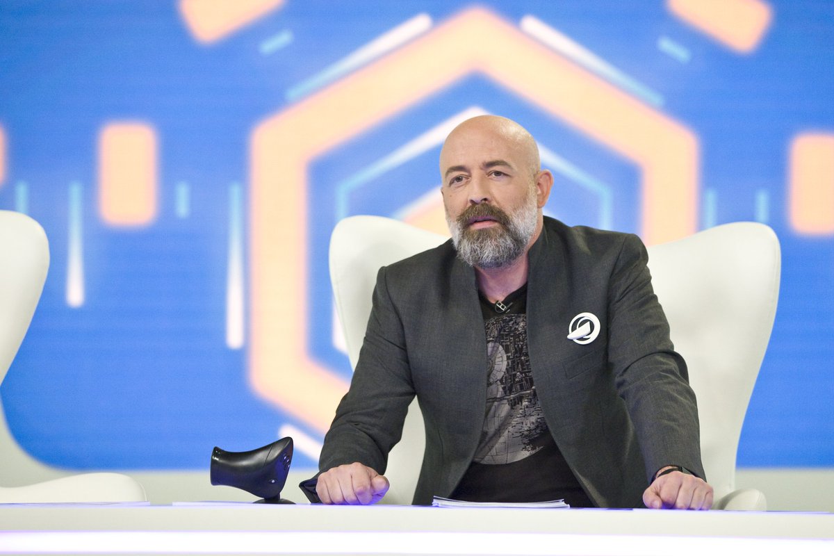 la2_tve's tweet photo. El talkshow sobre ciencia @orbitalaika_tve 'La nueva generación', con nuevos colaboradores y más invitados famosos https://t.co/2eFrb2JALf