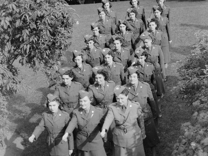 muyinteresante's tweet photo. ¿Cuál fue el papel de las mujeres en la Segunda Guerra Mundial? Descúbrelo en este podcast: https://t.co/NHWwAVCi6U https://t.co/lGYkvUOpiM