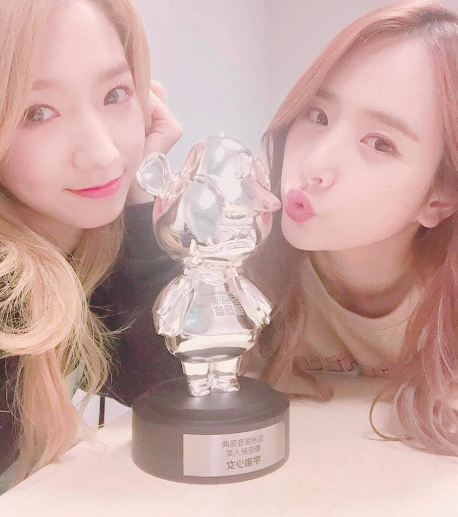 wujustagram's tweet photo. wjsn_cosmic: 😘🏆😘 감사합니다 여러분👍🏼 #우주스타그램 #우주소녀 #설아 https://t.co/GvoEUVeVAA