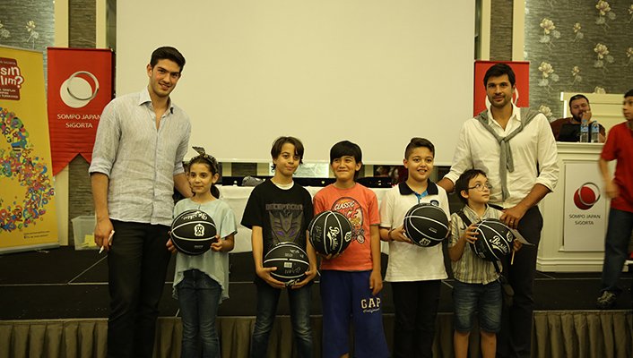 BJK_Basketbol's tweet photo. Sompo Japan Sigorta Zeka Oyunları Turnuvası Katılımcısı Çocuklara Oyuncularımızdan Sürpriz
https://t.co/xHbamr4bXV https://t.co/OlufHvUdVY