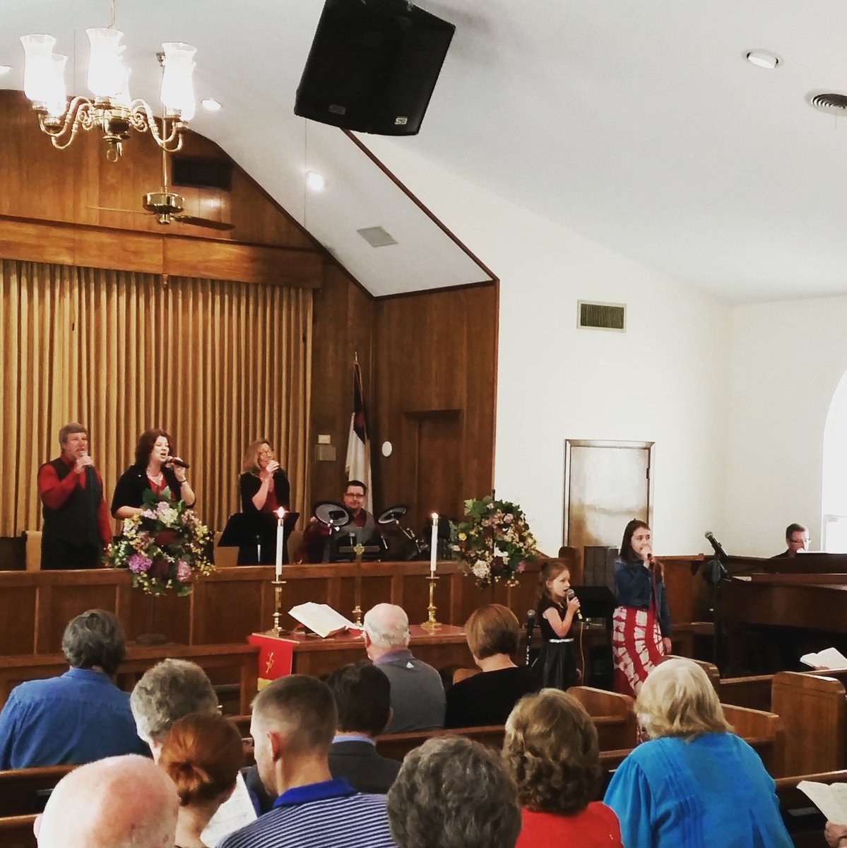 SusanVanVolkenb's tweet photo. The Van Martins singing at United Methodist Church, Springtown, TX. #VanMartins #gospelmusic #singing #praise https://t.co/ve261QQBQt