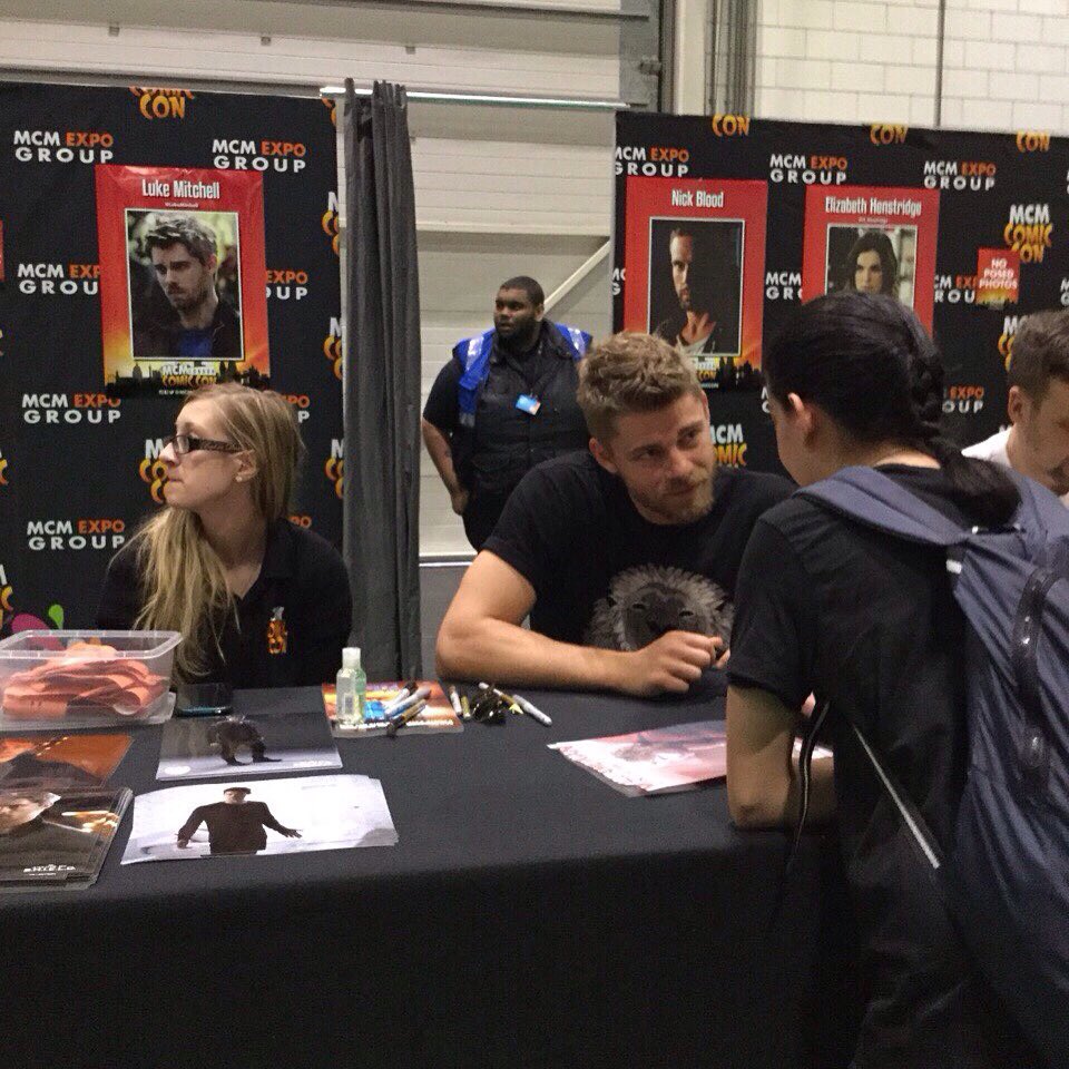 ranveerlochab's tweet photo. @LukeMitchell__ @MCMComicCon it was awesome meeting you Luke! Still can't believe it! #bestdayever #aussiehunk π¦πΊπ https://t.co/01Dx6aYJHQ