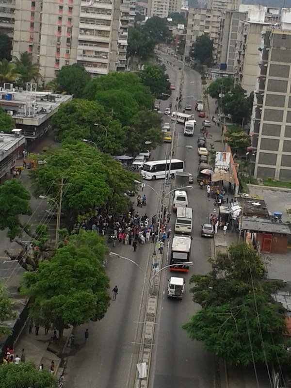 eutrafico's tweet photo. RT @rami_nelly:  A esta hora  Trancaron Sector Menca Guarenas gritan queremos comida GN en el sitio https://t.co/7ipRS4XE7f
