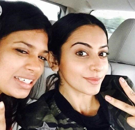 RakulLover's tweet photo. Gorgeous beauty @Rakulpreet Cute Selfie with #Nikitab #Vegas https://t.co/cvrQl2Xwyv"