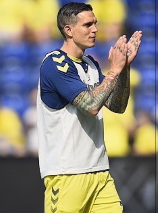 DanielAgger's tweet photo. "Tak til alle. For tweets, for sange og blomster. En helt speciel dag, som jeg altid vil huske."💛💙⚽️ https://t.co/yu2QDqgQ8y