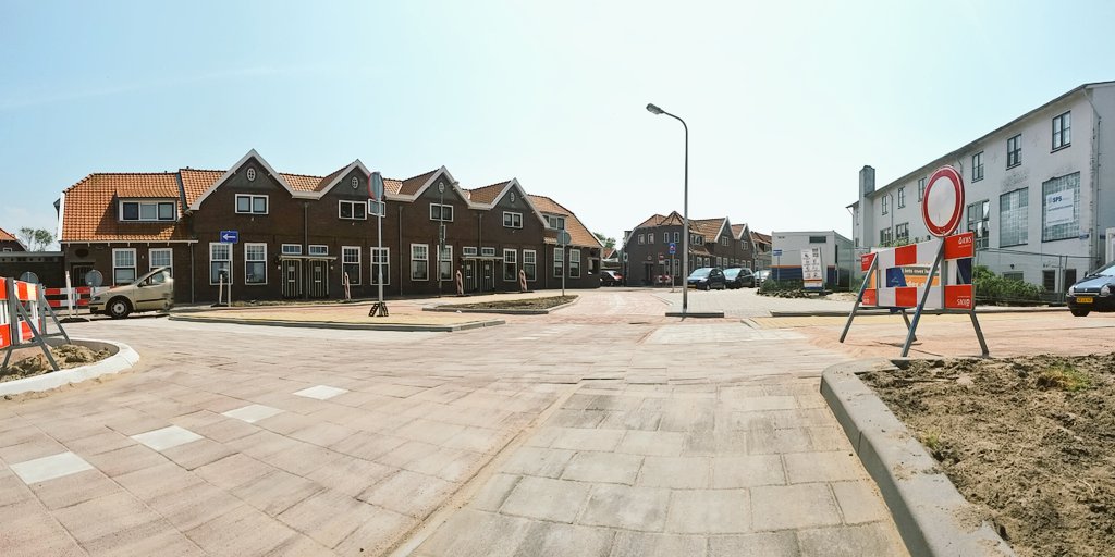 Wij namen voor het weekend graag de complimenten in ontvangst voor het straatwerk in de Sluisweg. Mooi toch!