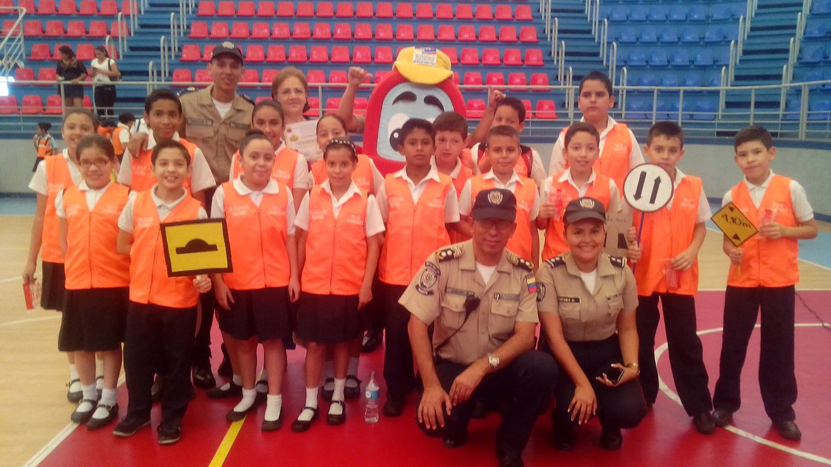 MedinaMYRO's tweet photo. @ebdrlrp @SilvaEleazarL @MunicipioSC @PDESanCristobal @PdeOrientacion Juramentación de Patrulleros Escolares. https://t.co/cOpk7iTxMb