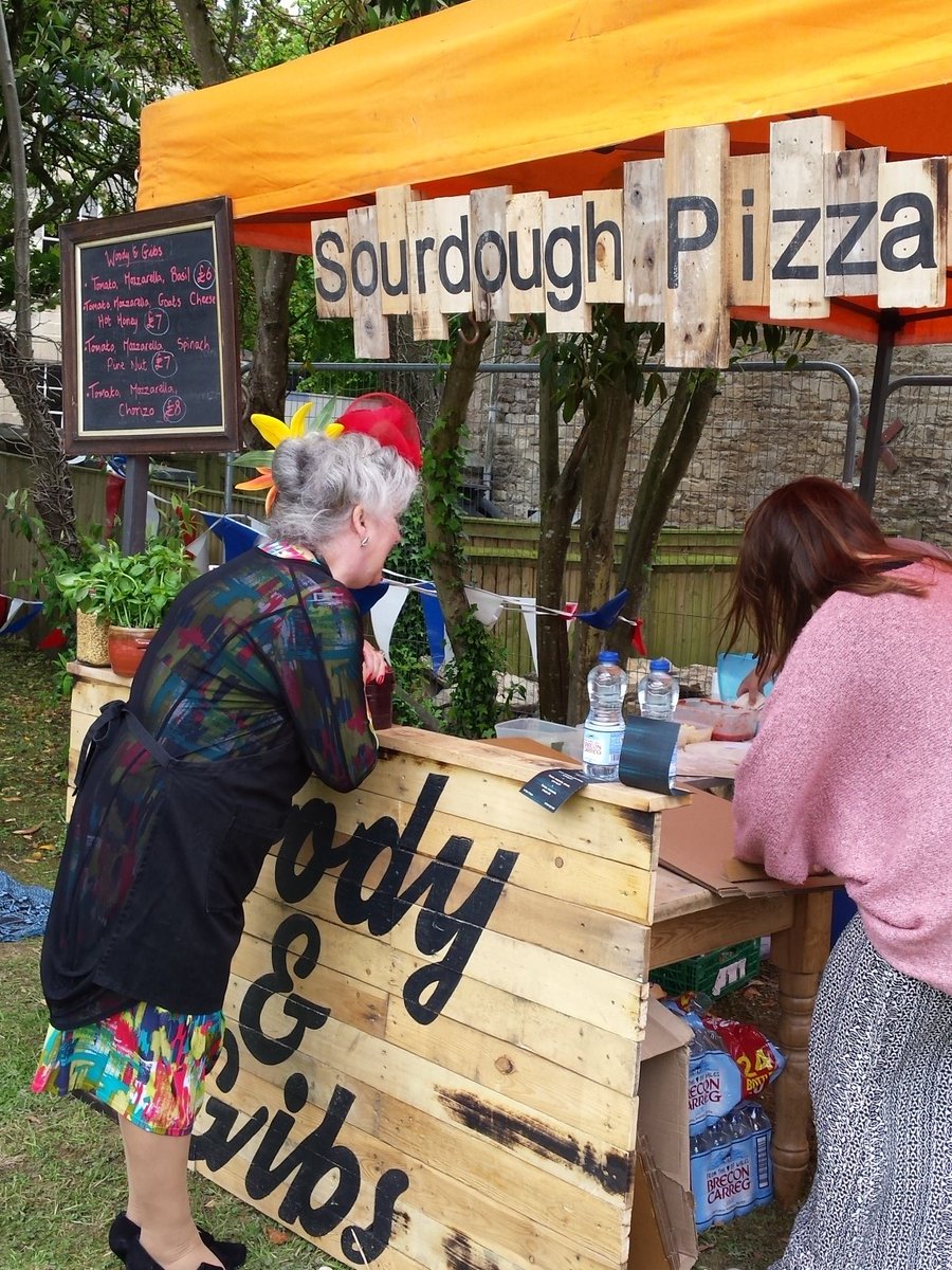 <a href="/Woody/">Andrew Wood</a>&amp;Gib delicious sourdough pizza <a href="/HelsBellesB/">Hels Belles Boutique</a> #Vintage &amp; #Craft #Tetbury TODAY  > vintassion.com/upcoming_vinta…