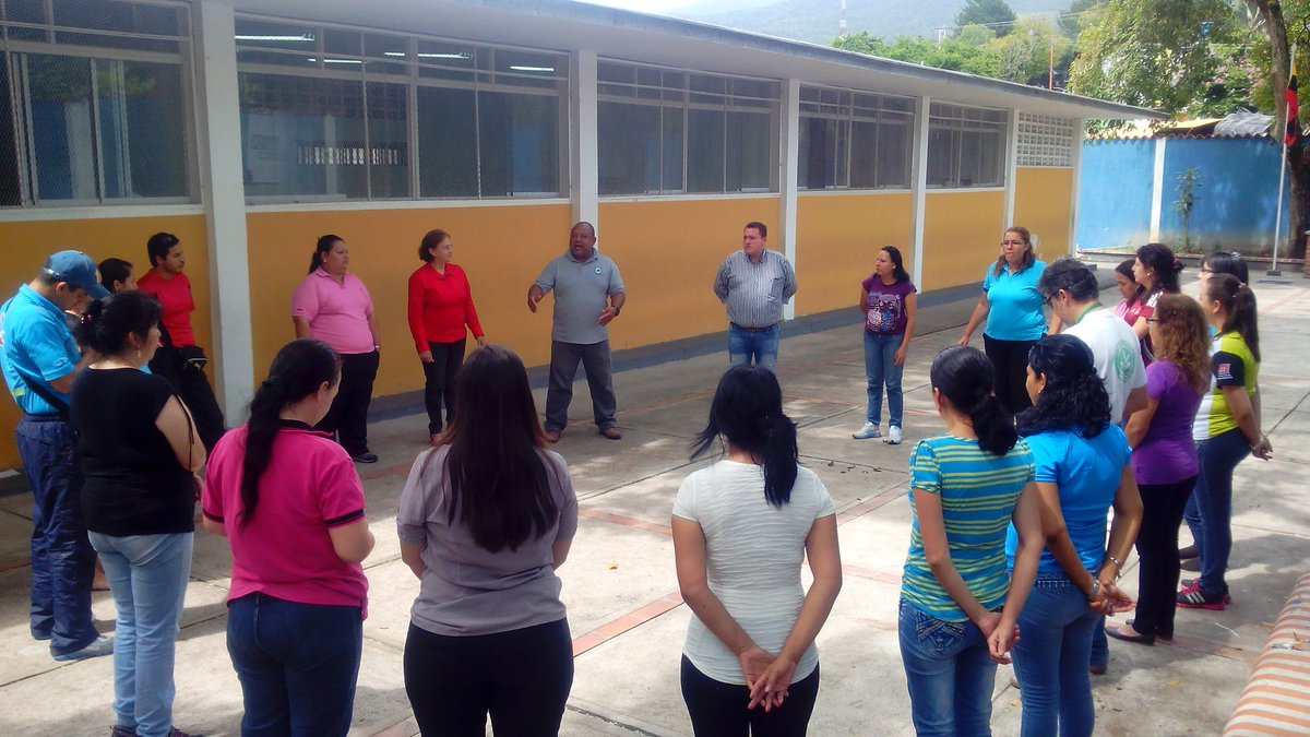 MedinaMYRO's tweet photo. @ebdrlrp @SilvaEleazarL @MunicipioSC @PDESanCristobal @PdeOrientacion taller actividades recreativas por INPARQUES https://t.co/4MBU1E7cM5