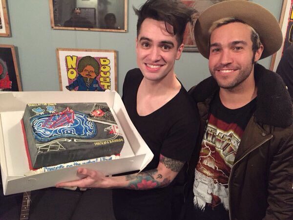 UpdatesforPanic's tweet photo. Brendon Urie &amp; Pete Wentz https://t.co/YMu7tv6cdV