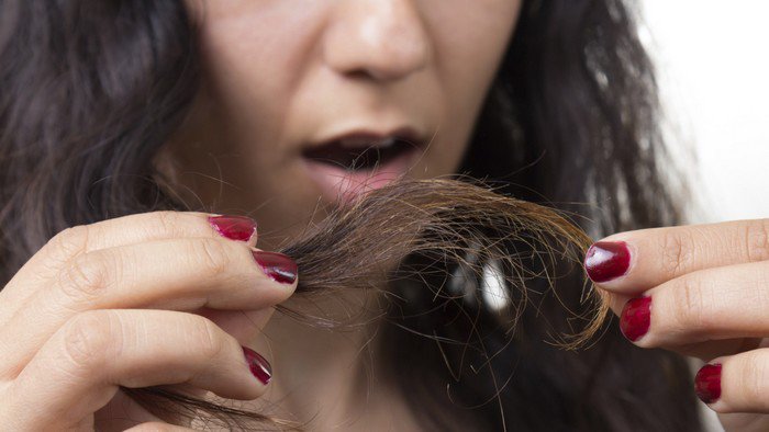 Девушка прикусывает палец. Почему грызешь волосы. Кусать губы психосоматика. Почему грызешь волосы. Почему грызешь волосы.