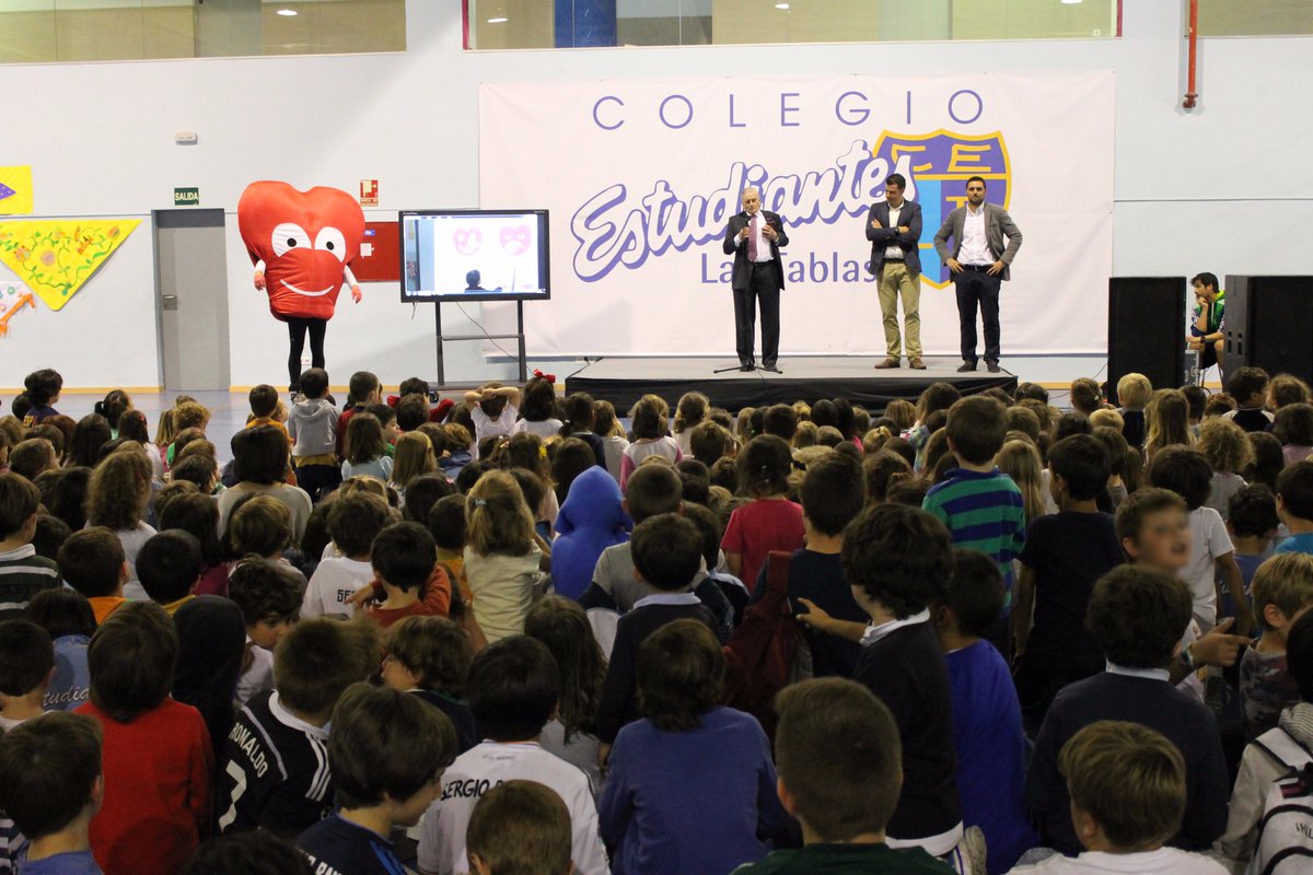 ColeEstudiantes's tweet image. Gran sorpresa para los alumnos con la aparición de #Cardio, mascota del #ProgramaSI conocida por todos @FundacionSHE