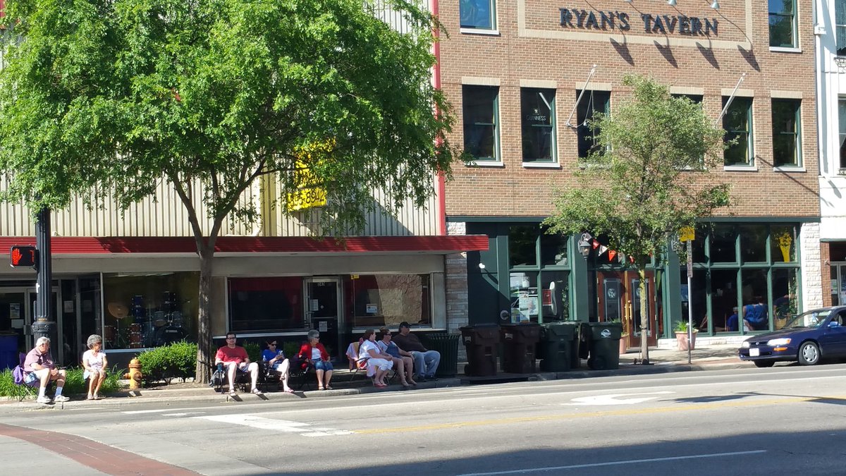 ButlercoOhio's tweet photo. Downtown #HamiltonOh parade route filling with people waiting for the parade to start.  @Cincywxman https://t.co/5JYDiiHZkn