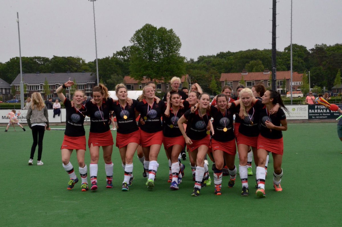 Kampioenen! Tot snel, tot na de zomer in de OVK! <a href="/hbsbloemendaal/">hbsbloemendaal</a> <a href="/hockey_nl/">hockey.nl</a> <a href="/martinschilder/">Martin Schilder</a> @RaboHaarlem
