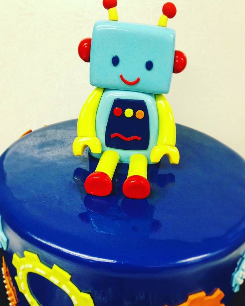 Otherbots's tweet image. This is just too adorable!! #robot #robotcake #robotcaketopper #celebrate #birthdaycake #partycakes #clevelandcakes…