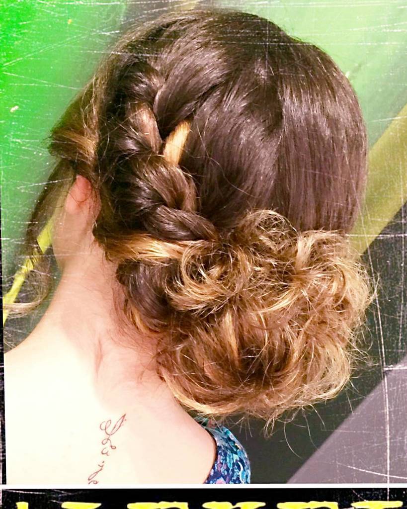 DanielaVvera's tweet photo. Gracias a Lydia por ponerse en nuestras manos para su graduación!
#alexeipeluqueros #atrevido #belleza #barber #tr… https://t.co/hgzT7qX4iG